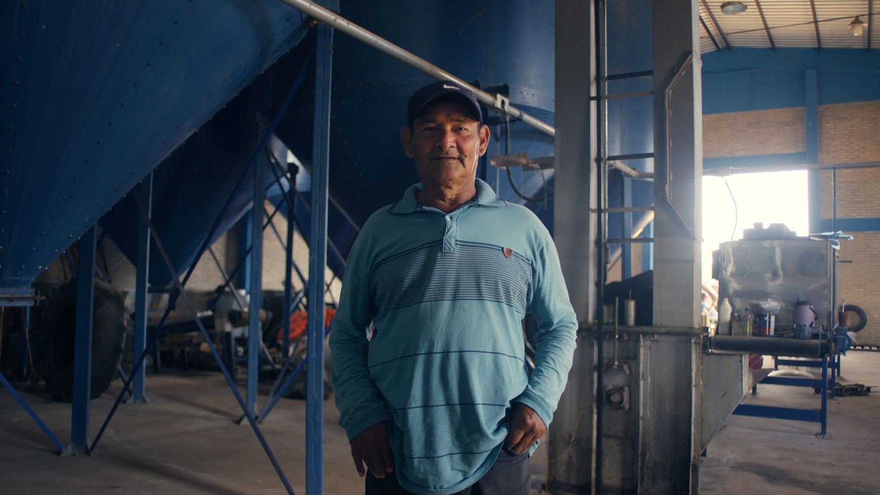Worker standing in the cooperative sugar mill
